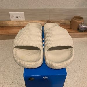 Adilette 22 bone adidas slides
